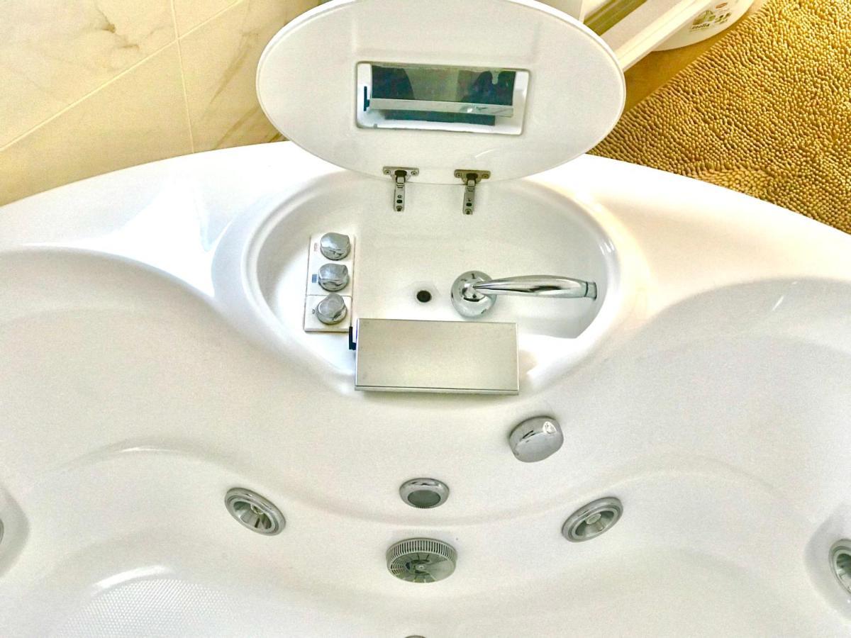 Stanza Con Bagno Privato Con Idromassaggio In Delizioso